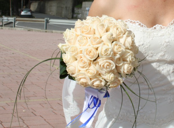 Matrimonio in uniforme: bouquet sposa a palloncino con rose color cipria